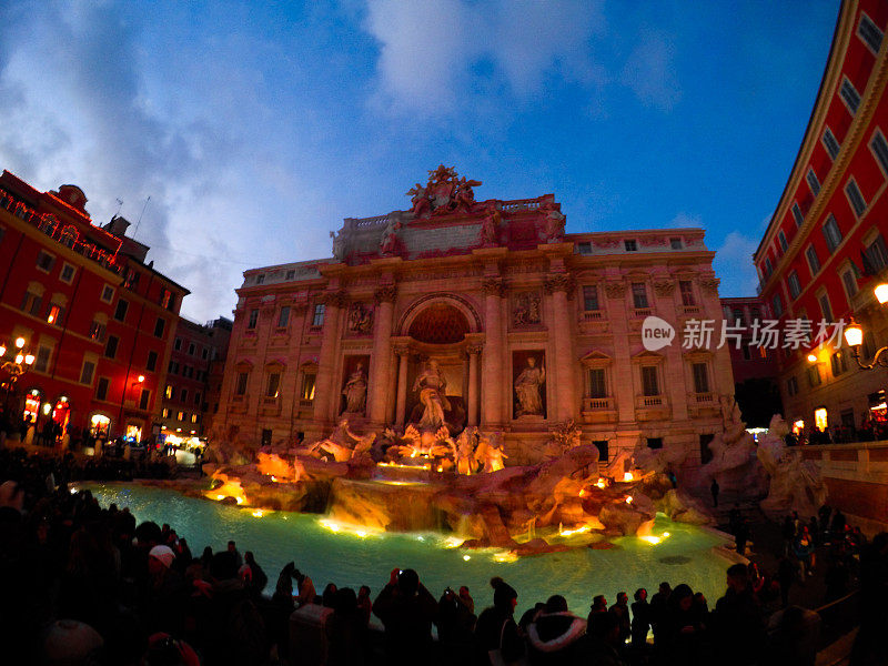 晚上的许愿池是意大利罗马最受欢迎和最著名的地方