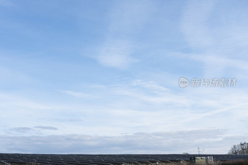 英国太阳能农场的太阳能电池板。