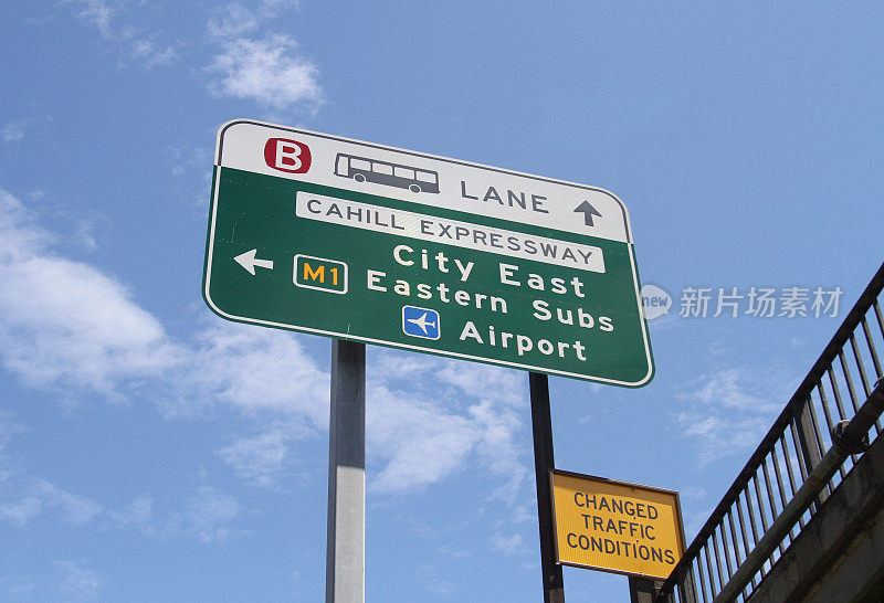 通往卡希尔高速公路和悉尼机场的路标