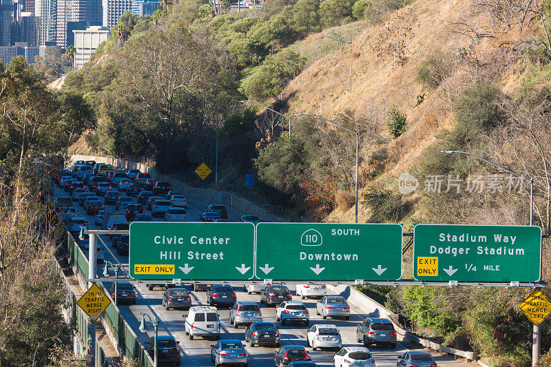 洛杉矶的天际线与高速公路交通和标志