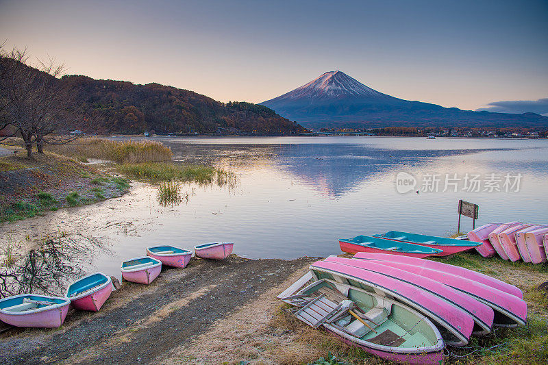 富士山川口湖的皮划艇