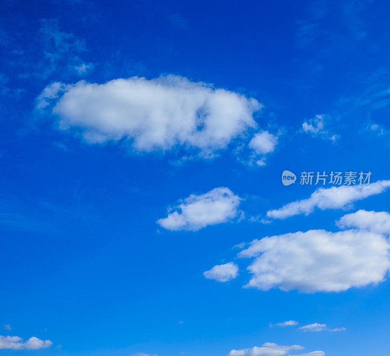 蓝天上的云朵