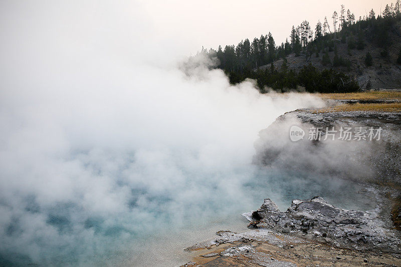 中途间歇泉盆地，蓝色Excelsior间歇泉火山口，黄石国家公园，WY