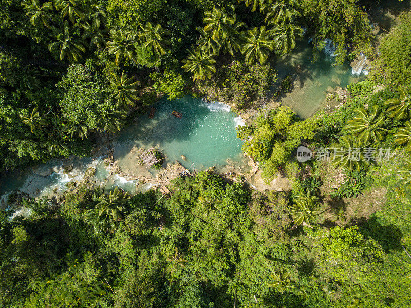 无人机拍摄菲律宾群岛美丽的瀑布