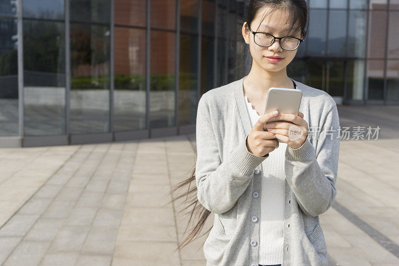 女人在城市里发短信