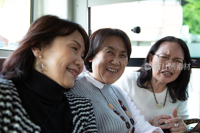 乘公共汽车旅行的老年妇女