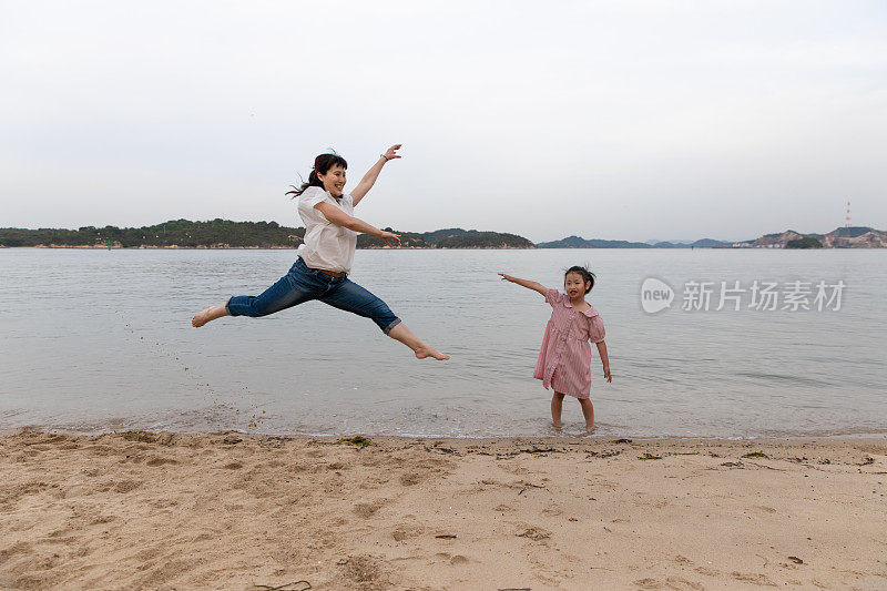 母亲和女儿在练习古典芭蕾