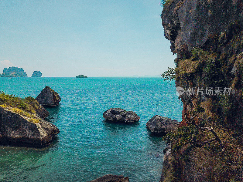 泰国甲米省拉伊莱海滩旁的悬崖