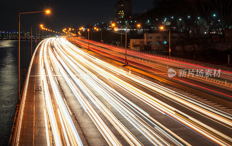 弯曲的城市公路上繁忙的夜间交通