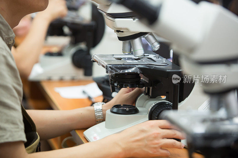 实验室工作的科学家。