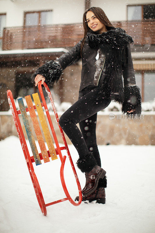 年轻女子拉着雪橇