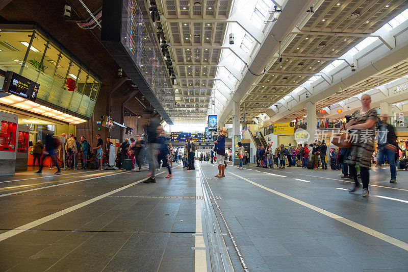 奥斯陆度假期间，游客聚集在中央火车站