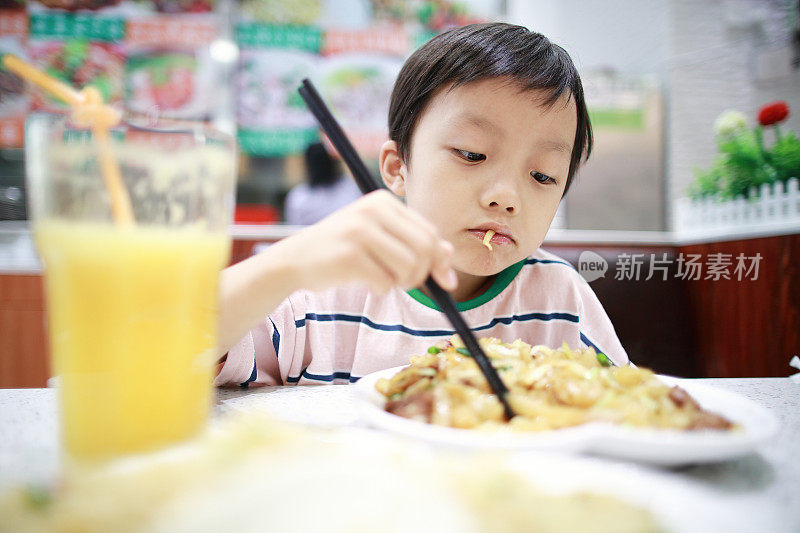 孩子们吃午餐