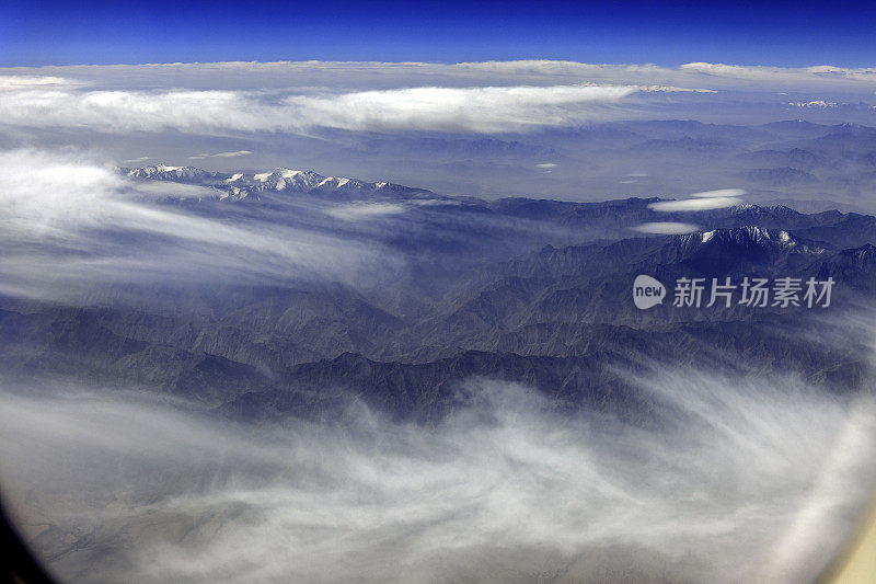 中国中亚地区的西藏和塔克拉玛干沙漠鸟瞰图