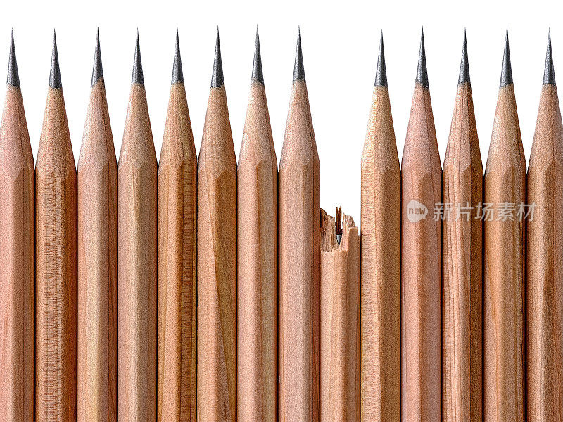 一排非常锋利的木制绘画铅笔在白色的背景上，一只木制铅笔被折断了，不像其他锋利的铅笔，从人群中脱颖而出与锋利的铅笔形成对比。孤立的白色，剪辑路径包括。