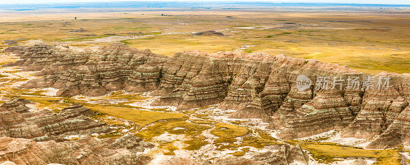 在美国南达科他州的Badlands国家公园被侵蚀岩层的全景