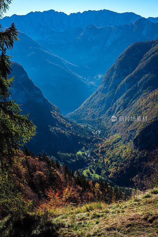 山景在朱利安阿尔卑斯山，秋天近距离，Vršič，上卡尼奥拉，朱利安阿尔卑斯山，斯洛文尼亚，欧洲