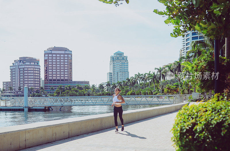 沿海慢跑，沿着海滨跑步锻炼