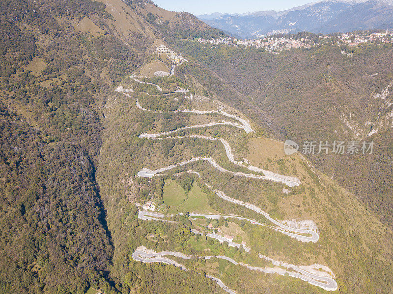 意大利连接Nebro村和Selvino的山路的无人机鸟瞰图。令人惊叹的鸟瞰图的山弯曲创造美丽的形状