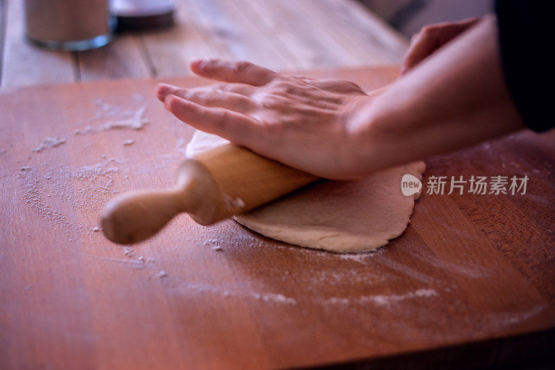 感恩节晚餐，做南瓜派，揉面