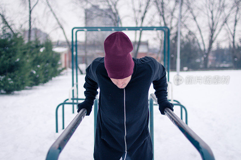 年轻人在冬天锻炼身体。