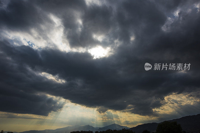 戏剧性的暴风雨天空在希腊山