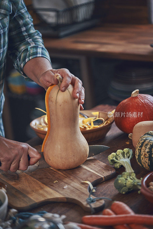 在切菜板上切鲜南瓜