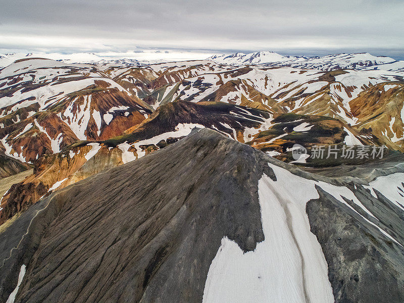 Landmannalaugar自然保护区的雪山