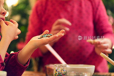 孩子们正在用手装饰圣诞饼干