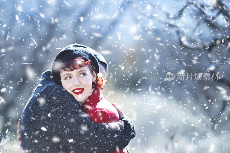 年轻夫妇爱上了雪