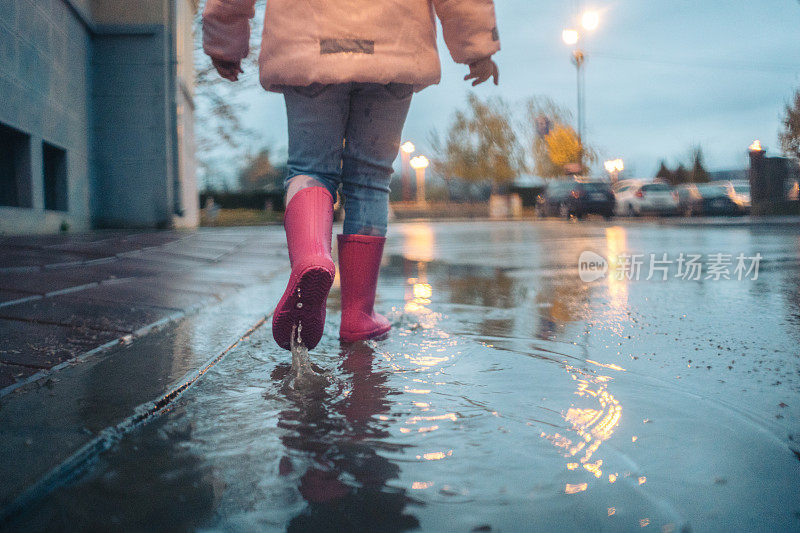 在雨中玩水坑