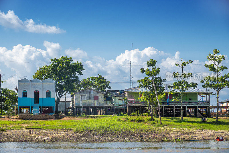 在亚马逊地区一条河的边界，房子旁边的一个教堂