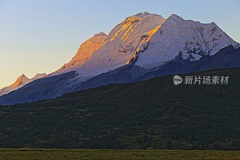 日出时的胡斯卡山——布兰卡·科迪拉·瓦拉兹、阿卡什、秘鲁