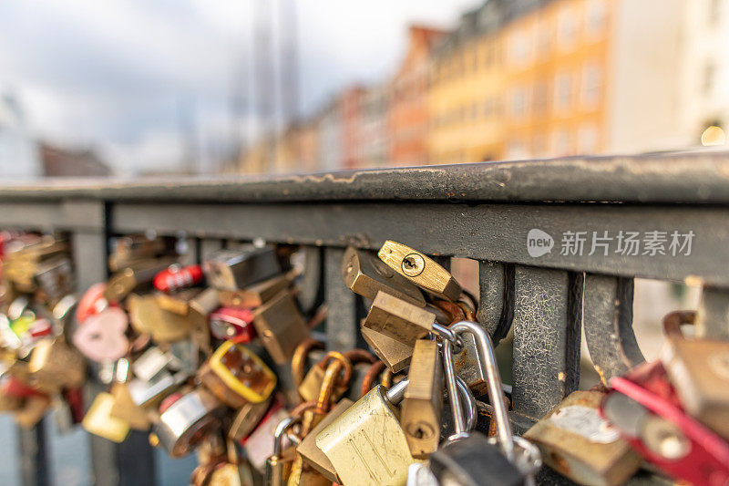 爱情锁在丹麦哥本哈根的一座桥上