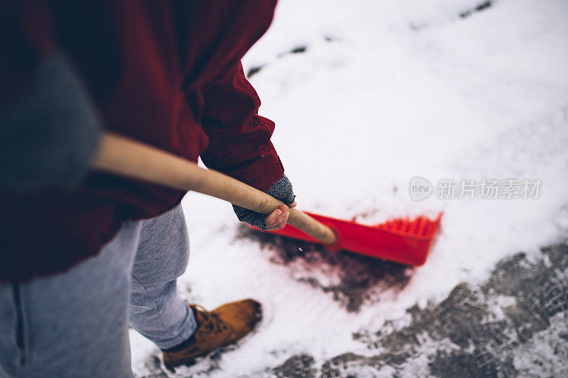 男人准备好清扫积雪了