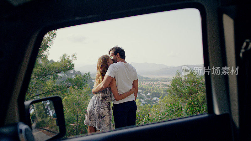 开着SUV的浪漫约会。一对夫妻在一个观点上