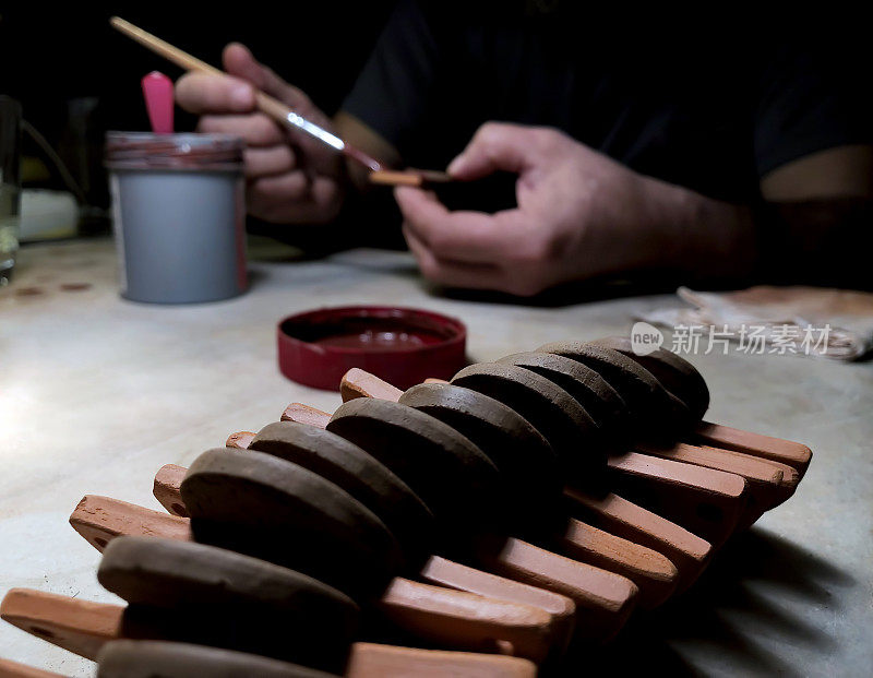 男性手在陶瓷作品上的特写