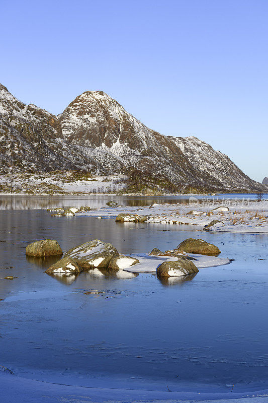 在美丽的冬日里，挪威北部Vesteralen的冰冻湖泊景观