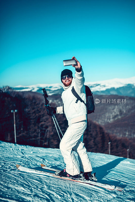 年轻男滑雪者在滑雪前自拍