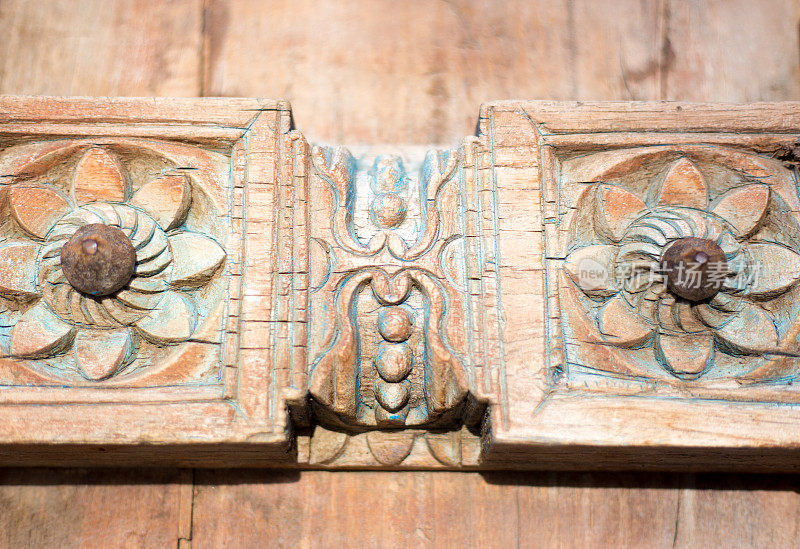 古董印度木门细节与雕刻的玫瑰
