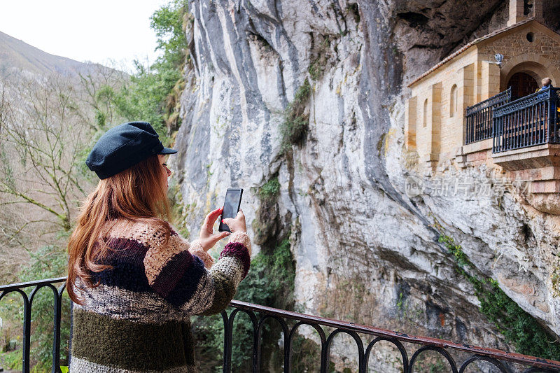 一名女游客在西班牙阿斯图里亚斯科瓦东加旅游。