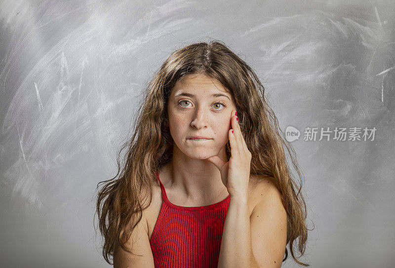 金发女孩在画室里情绪和姿势自拍思考无聊