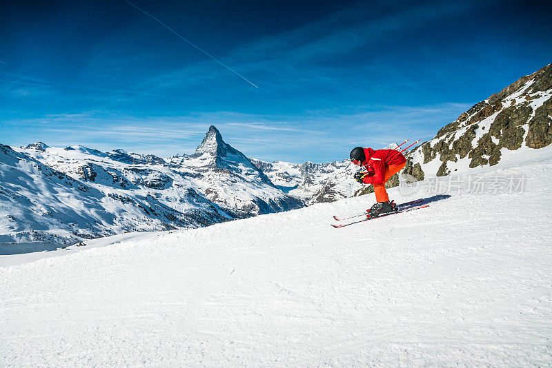 年轻的滑雪者在瑞士泽马特滑雪场滑雪