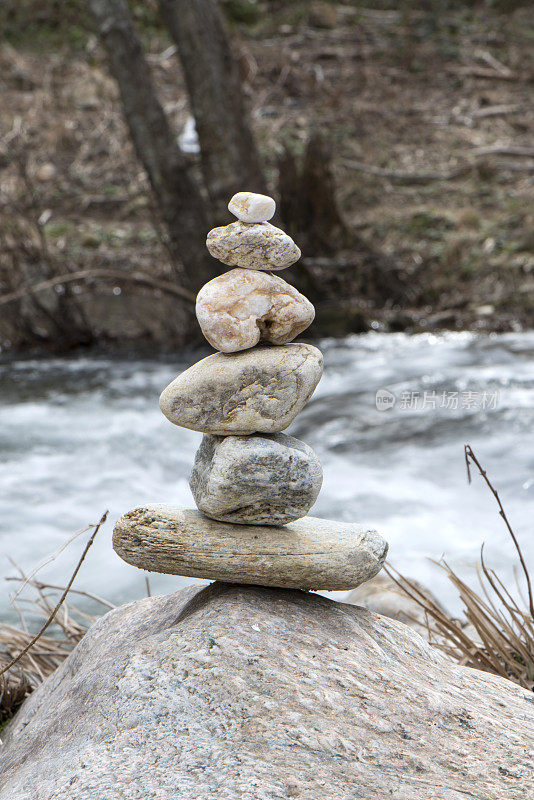溪边平衡的石头