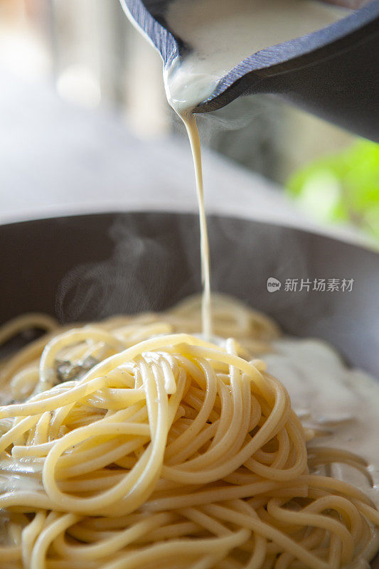 意大利面条和卡布拉莱斯酱