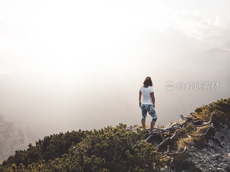 在山里徒步旅行的女人