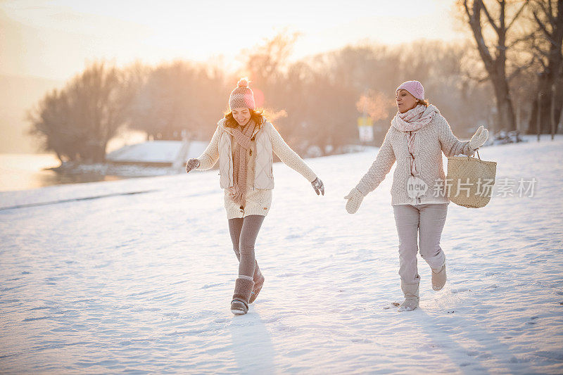 快乐的女人在雪地里行走