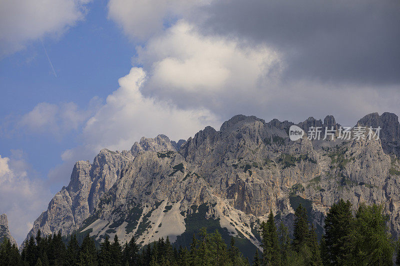 从意大利北部的白云石休息点，可以看到美丽的山顶景观