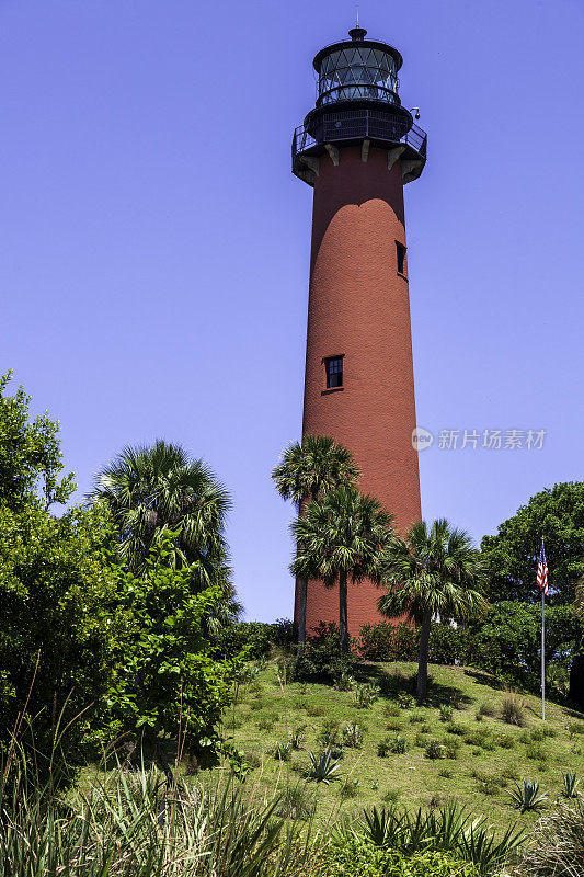 朱庇特湾灯塔坐落在一座山上，俯瞰着佛罗里达州的大西洋和朱庇特湾