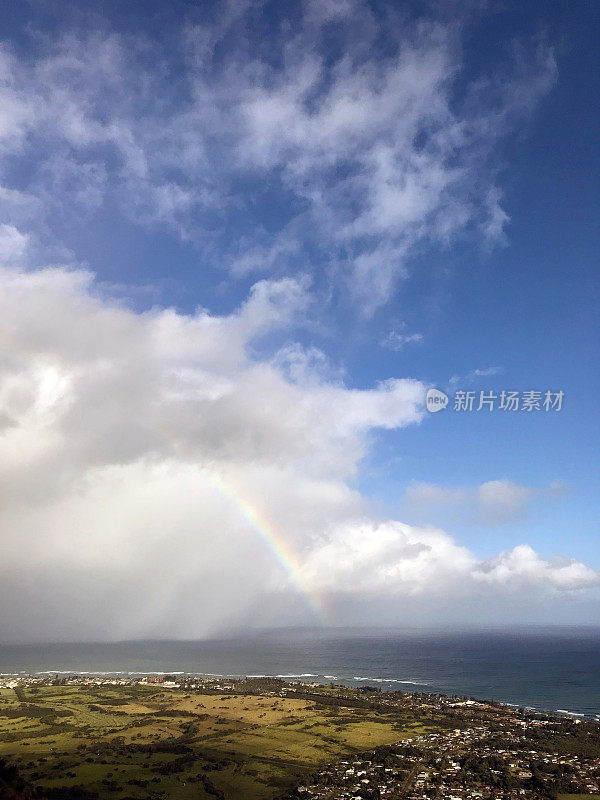 彩虹和从沉睡巨人的山顶看到的卡帕和东海岸，考艾岛，夏威夷